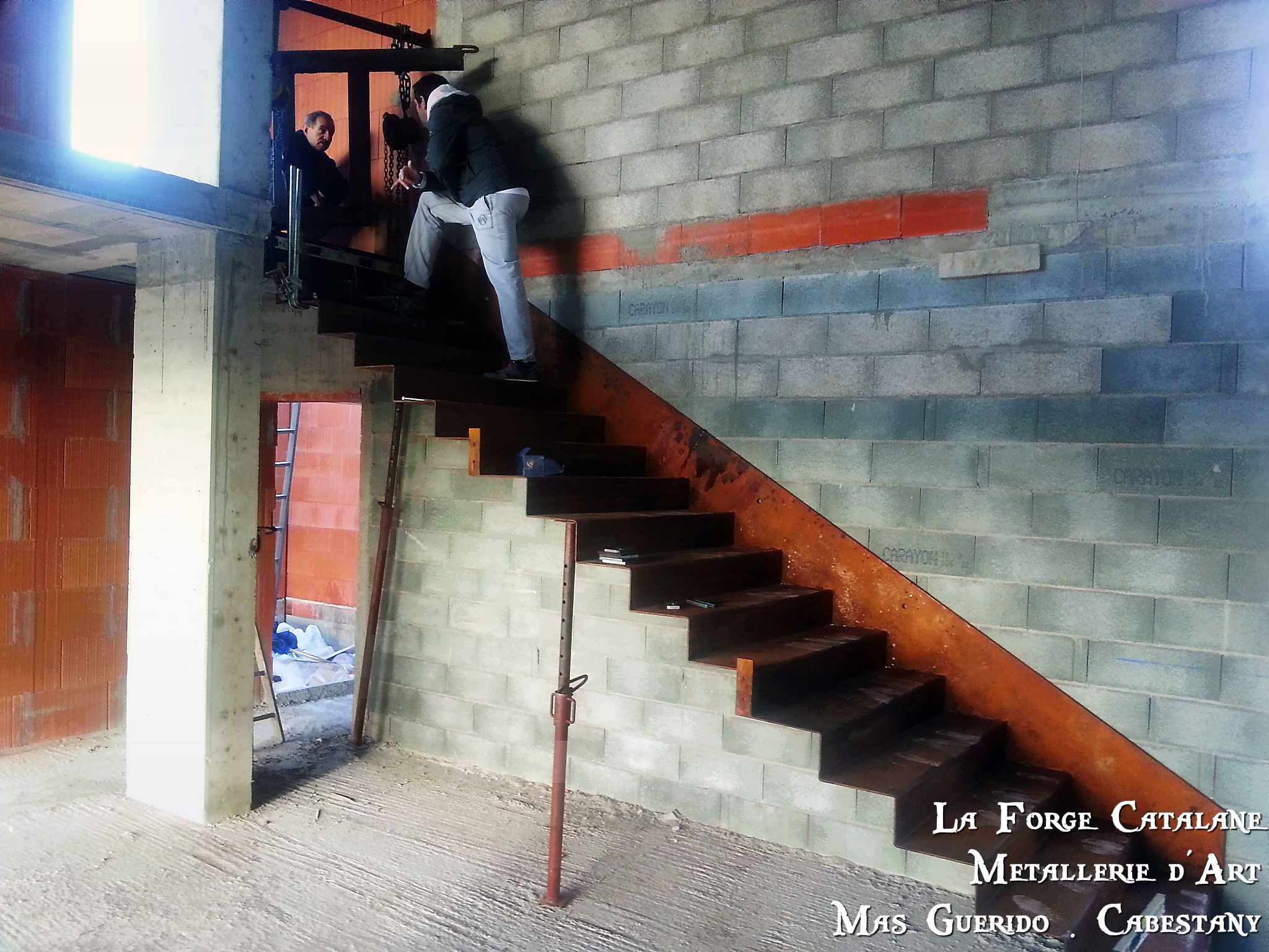 Escalier marches suspendues sans limons apparents 5 forge catalane.jpg